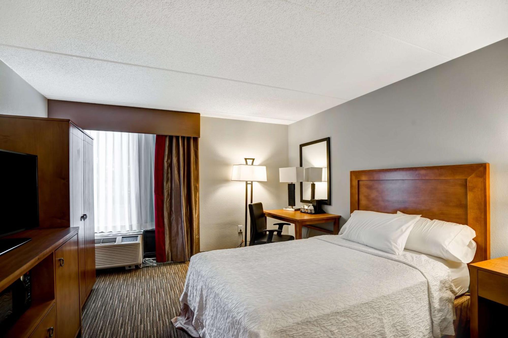Hampton Inn Norfolk-Naval Base Экстерьер фото