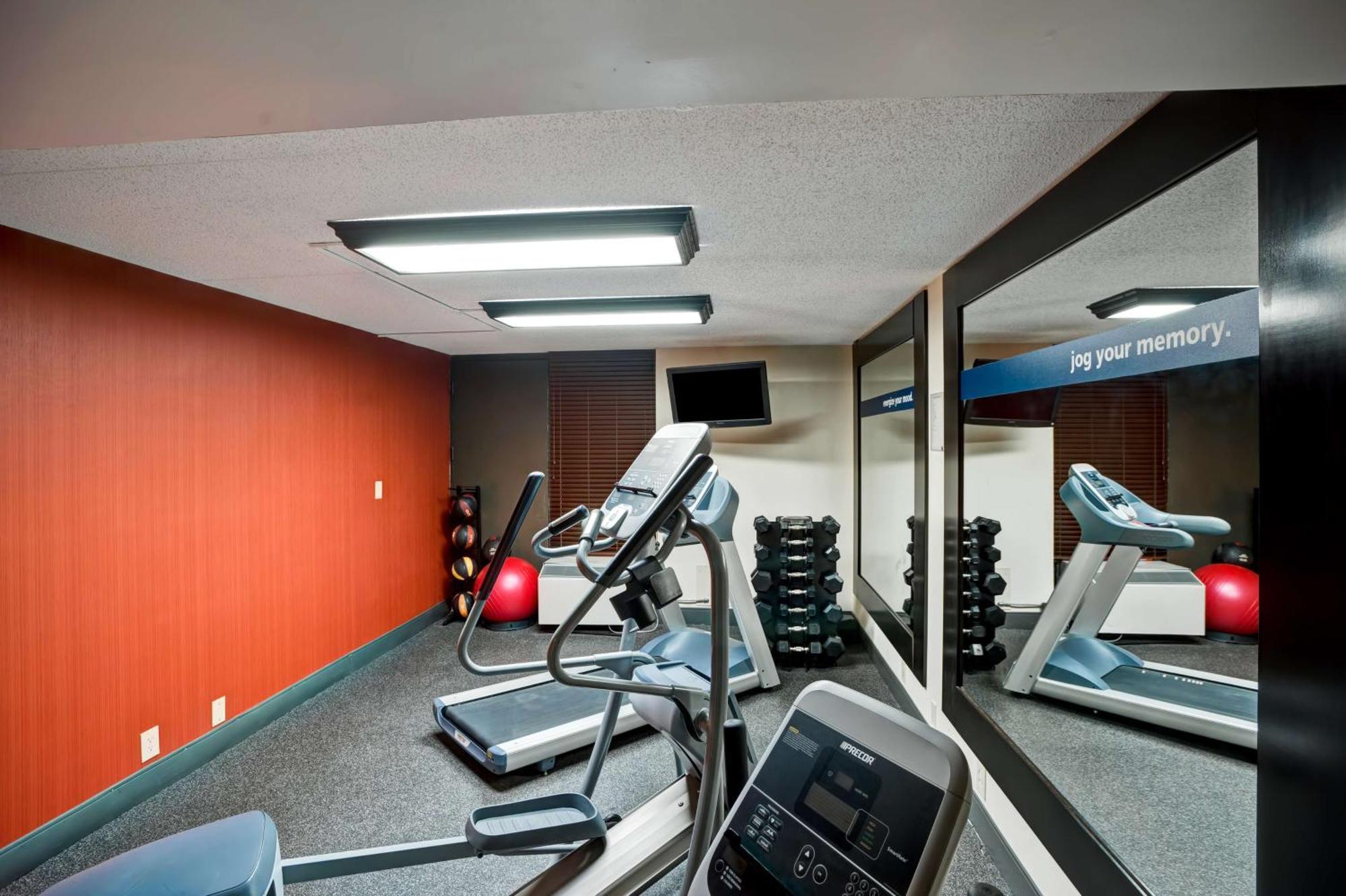 Hampton Inn Norfolk-Naval Base Экстерьер фото